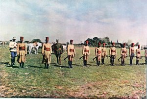 Marokkaanse schutters en twee Franse officieren tijdens de Slag bij de Marne ten oosten van Parijs, september 1914
